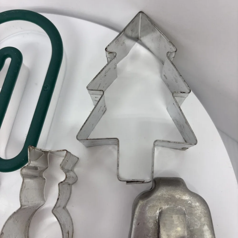 Mixed Lot of 9 Cookie Cutters 5 Metal‎ 4 Plastic Holiday Bat Angel Sleigh Bell
